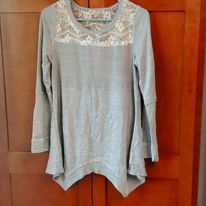 🛍 Distressed oversized top